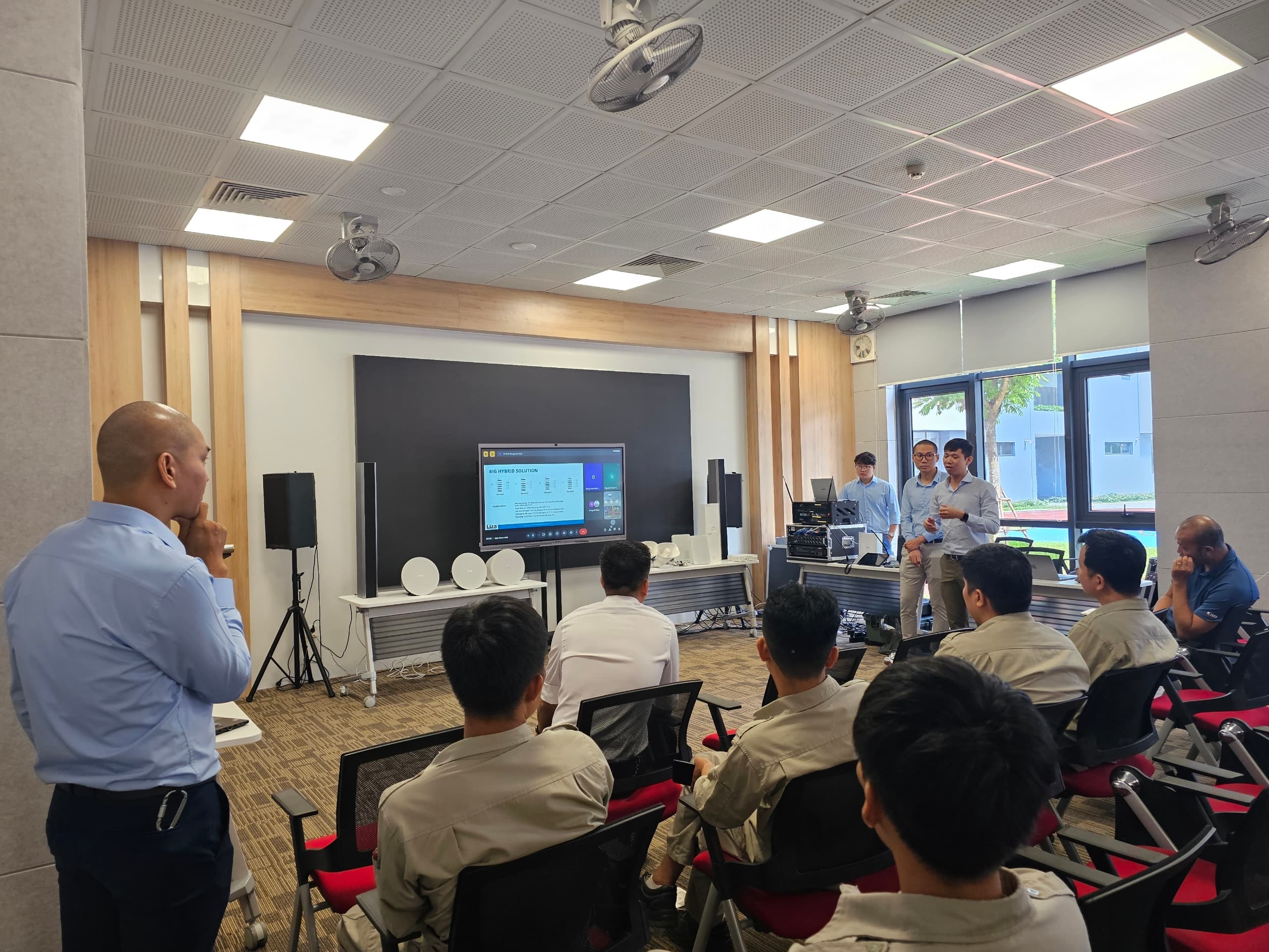 A Workshop on HIKVISION New AV Technologies for School System in Hanoi
