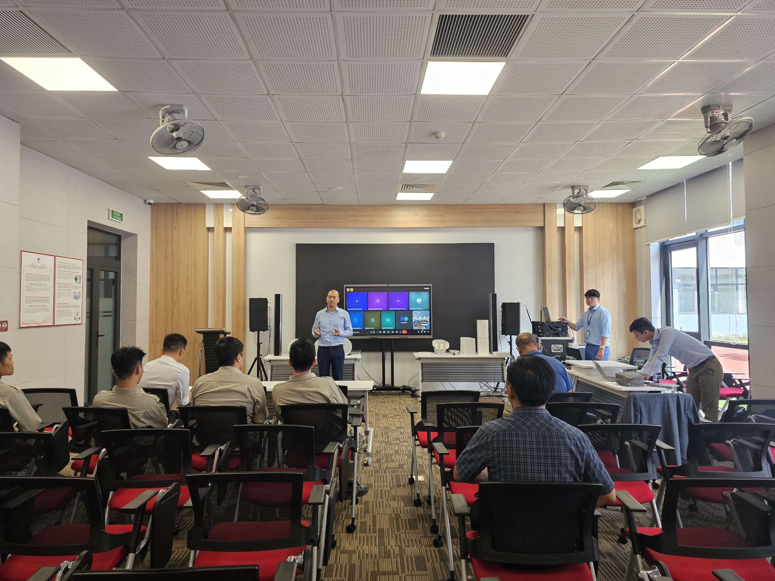 A Workshop on HIKVISION New AV Technologies for School System in Hanoi — 1