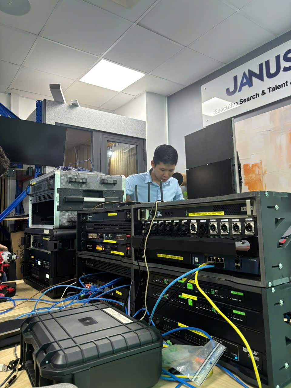 Demo of the wireless meeting room system for dealers at the office in Ho Chi Minh City — 1