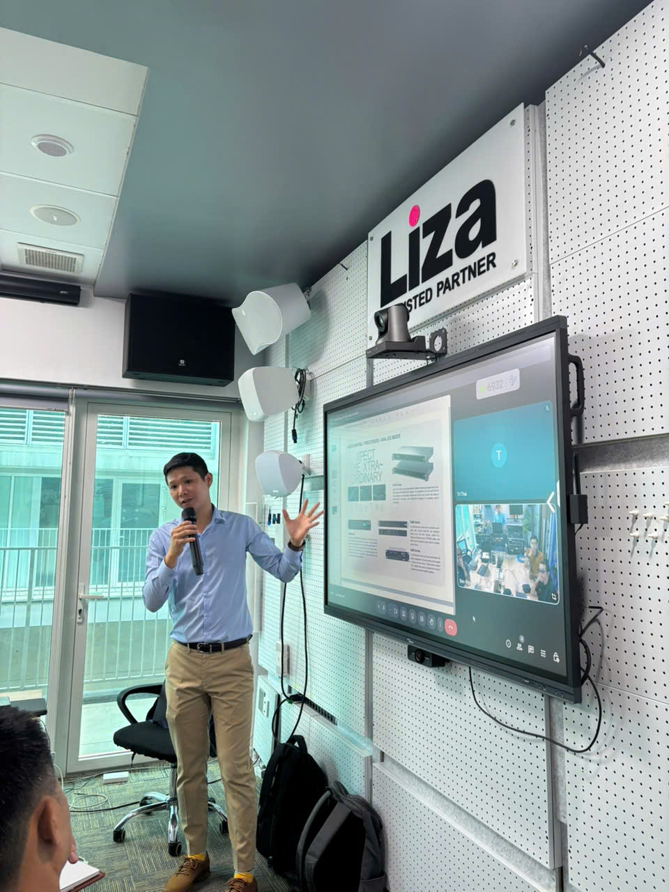 Demo of the wireless meeting room system for dealers at the office in Ho Chi Minh City — 2