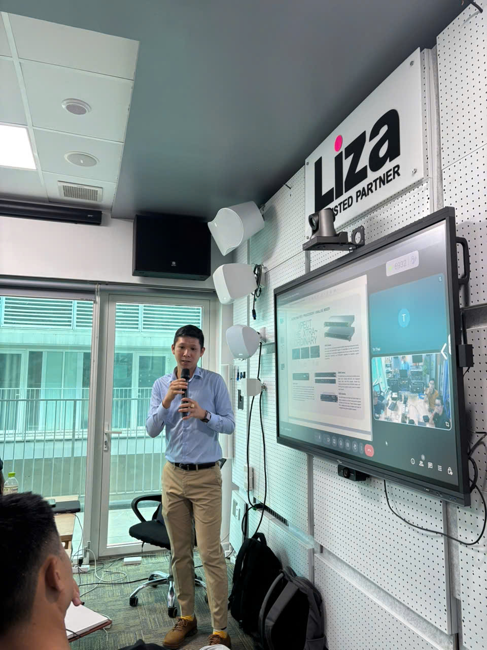 Demo of the wireless meeting room system for dealers at the office in Ho Chi Minh City — 3